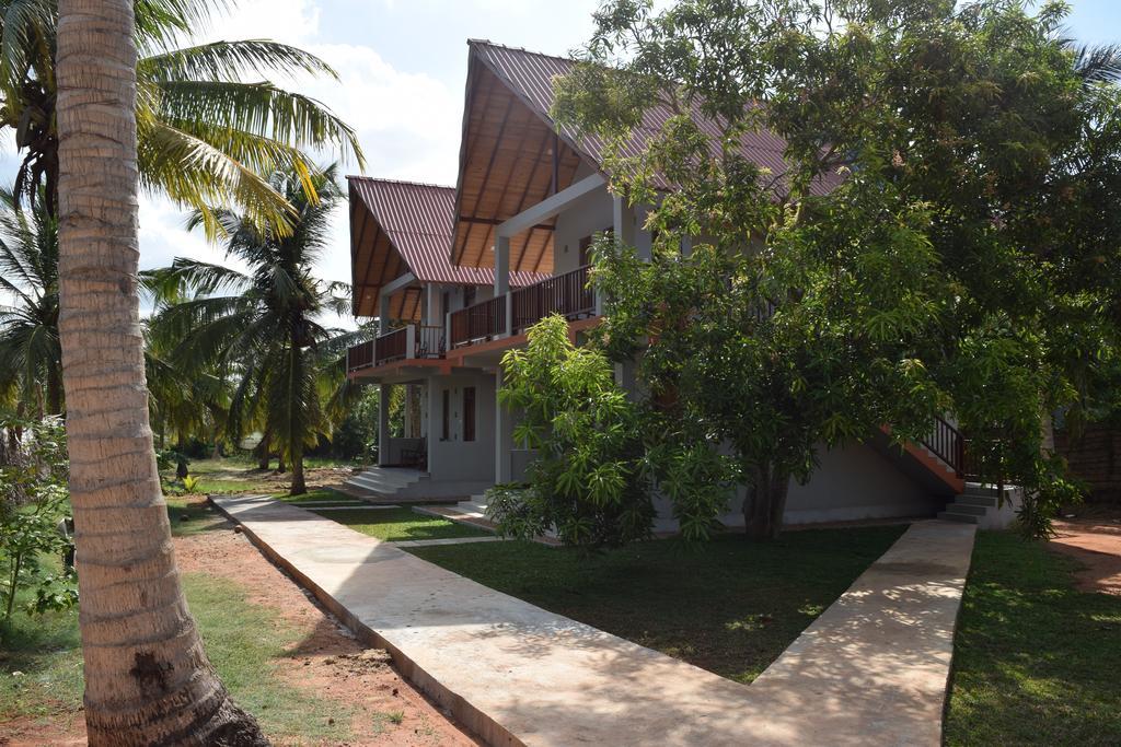The Coconut Gardens Hotel & Restaurant Tissamaharama Exterior foto